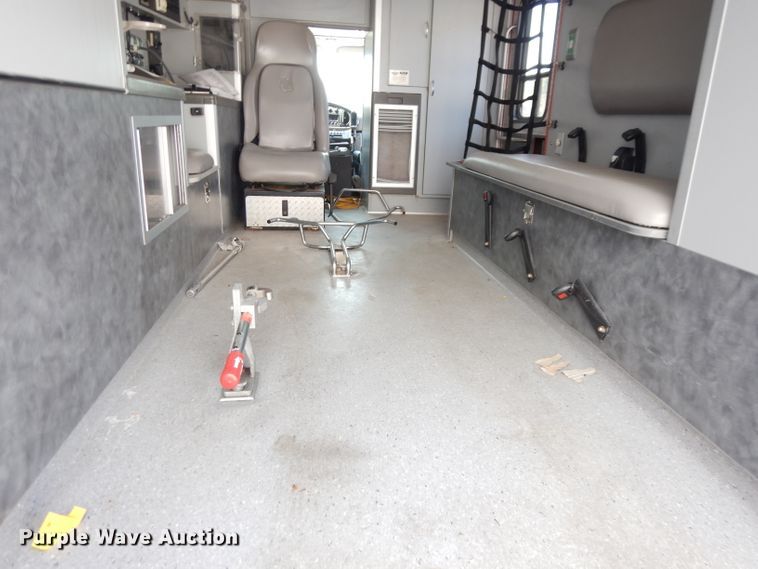 image for item DG0744 2006 Ford E450 Super Duty  ambulance