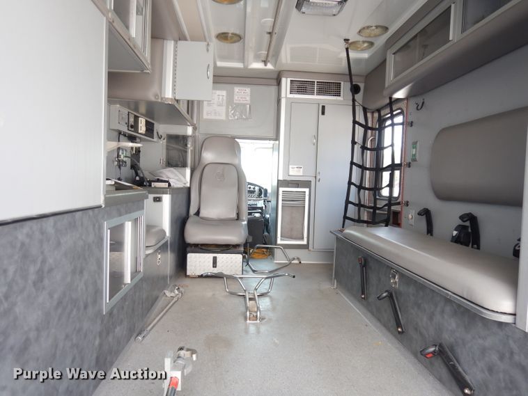 image for item DG0744 2006 Ford E450 Super Duty  ambulance
