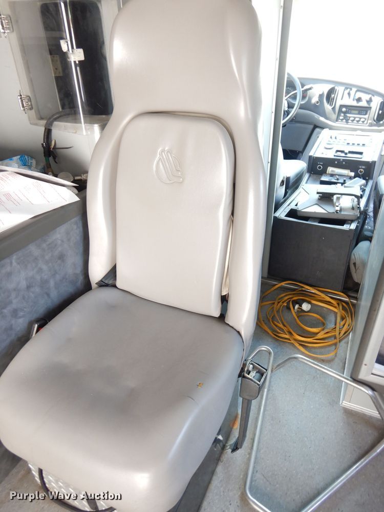 image for item DG0744 2006 Ford E450 Super Duty  ambulance