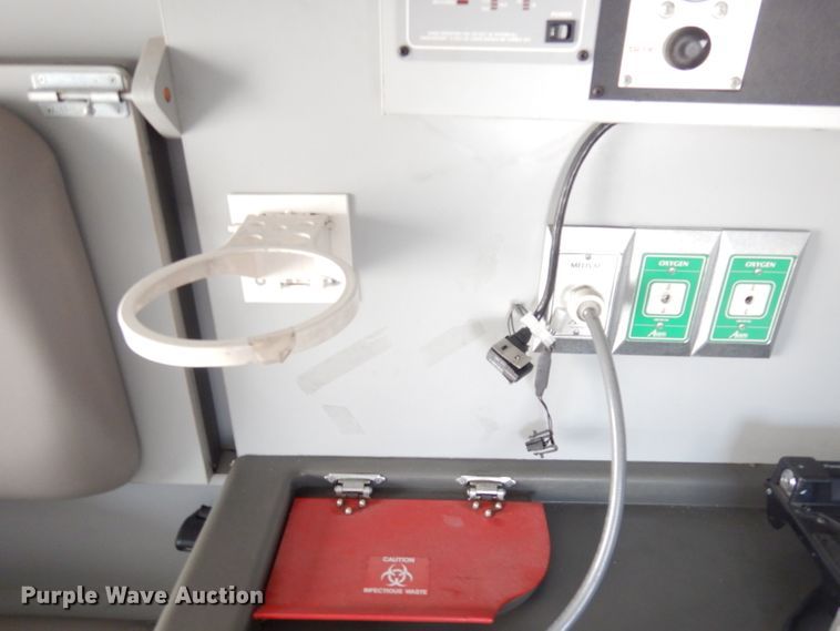 image for item DG0744 2006 Ford E450 Super Duty  ambulance