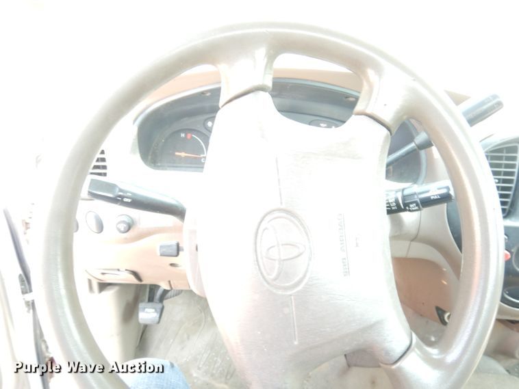 image for item DG0745 2000 Toyota Tundra  pickup truck