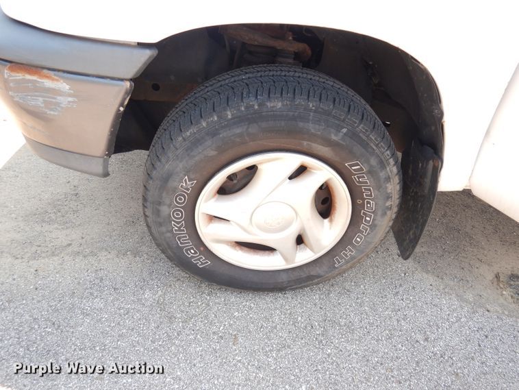 image for item DG0745 2000 Toyota Tundra  pickup truck