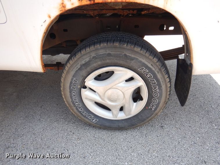 image for item DG0745 2000 Toyota Tundra  pickup truck