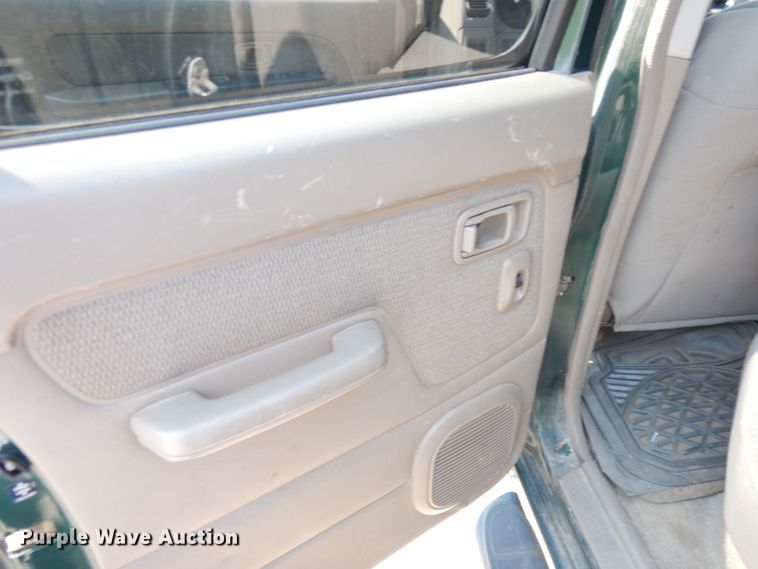 image for item DG0756 2002 Nissan Frontier  Crew Cab pickup truck