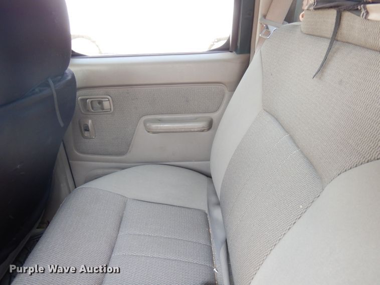 image for item DG0756 2002 Nissan Frontier  Crew Cab pickup truck