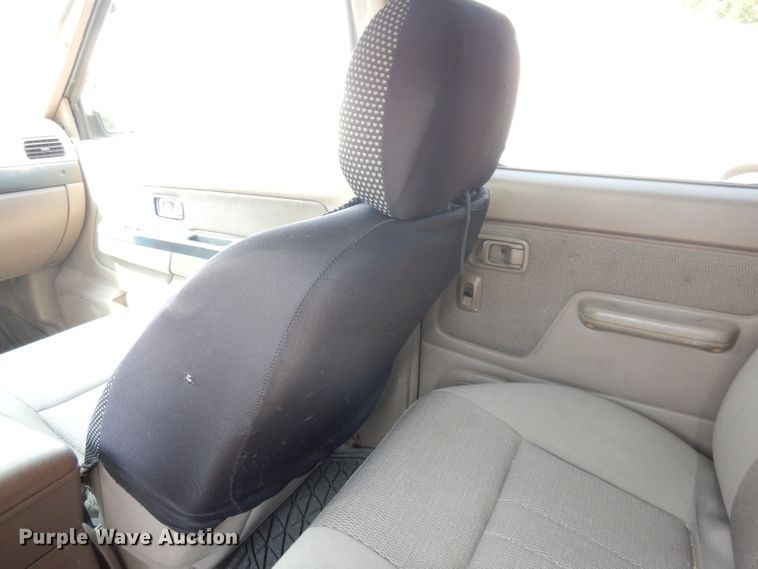 image for item DG0756 2002 Nissan Frontier  Crew Cab pickup truck