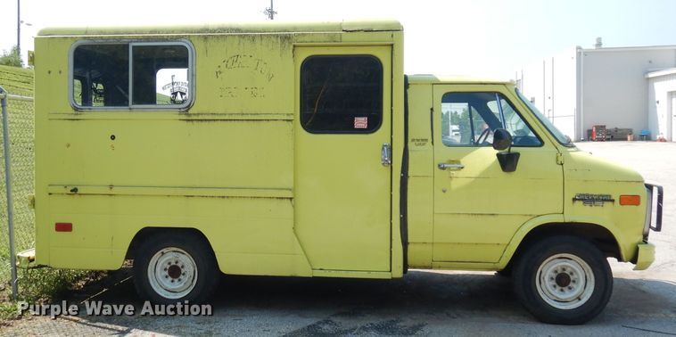 image for item DG0757 1988 Chevrolet G30  delivery truck