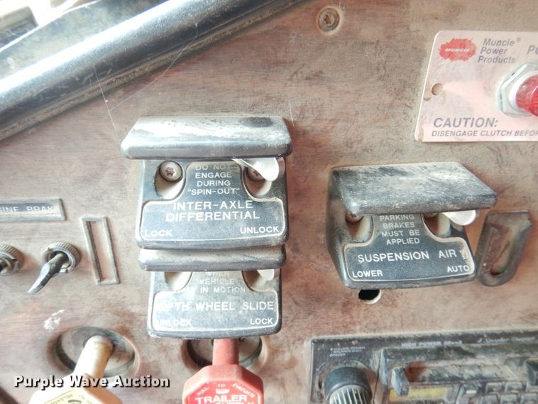 image for item DG0775 1989 Freightliner FLD120  dump truck