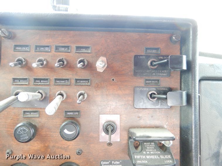 image for item DG0776 1996 Peterbilt 378  semi truck