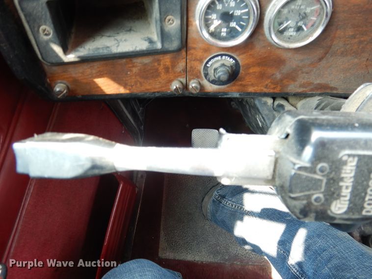 image for item DG0776 1996 Peterbilt 378  semi truck