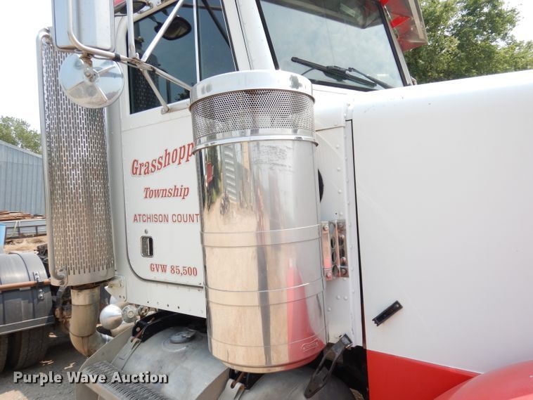 image for item DG0776 1996 Peterbilt 378  semi truck