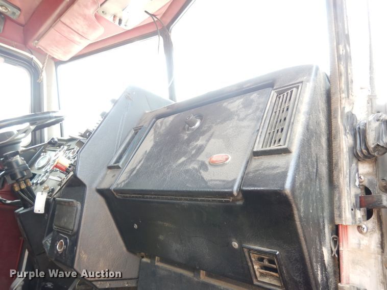 image for item DG0776 1996 Peterbilt 378  semi truck