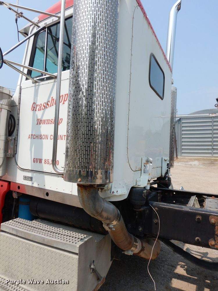 image for item DG0776 1996 Peterbilt 378  semi truck