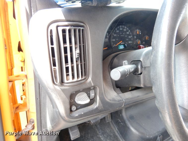 image for item DG0785 2005 GMC C5500  school bus