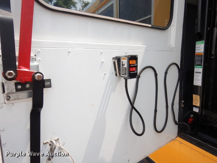 image for item DG0785 2005 GMC C5500  school bus