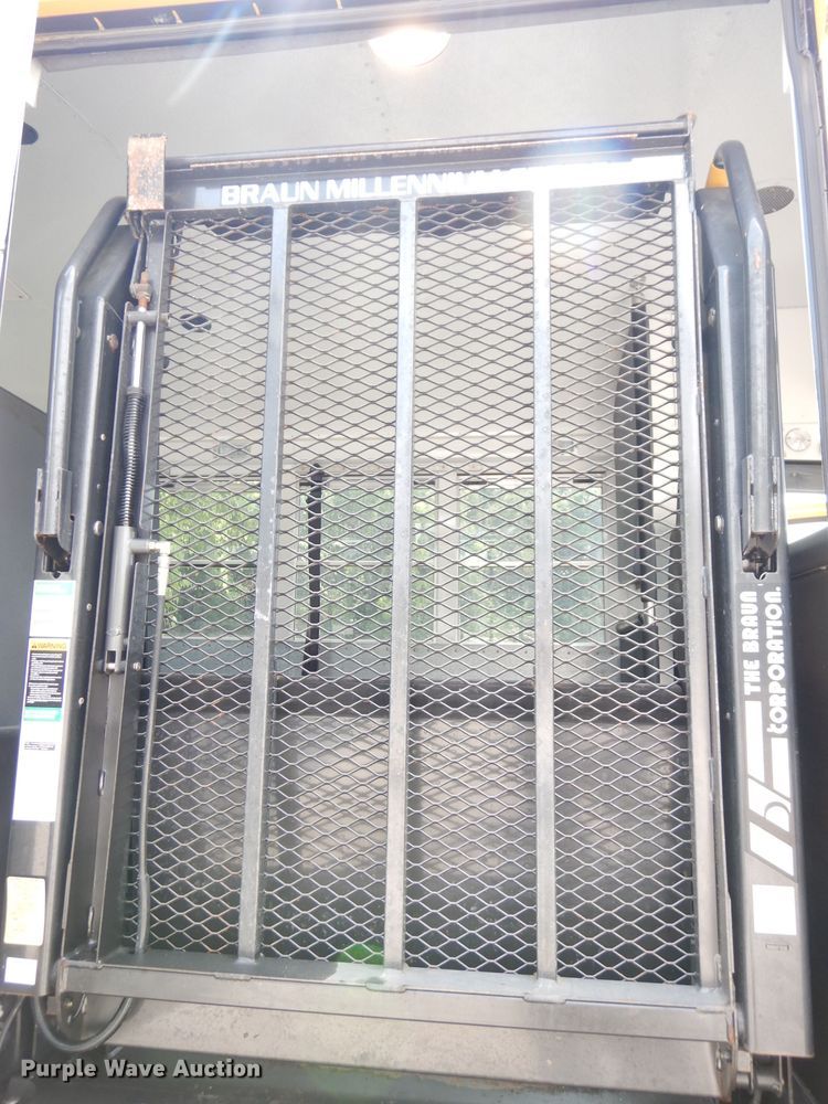 image for item DG0785 2005 GMC C5500  school bus