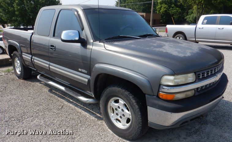 image for item DH2422 2000 Chevrolet Silverado 1500  Ext. Cab pickup truck