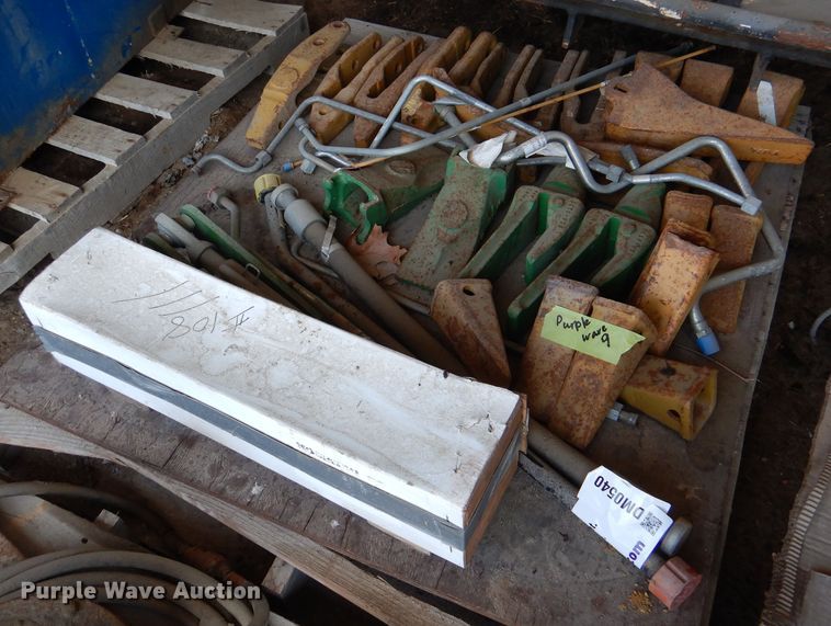 image for item DM0540 Bucket teeth and hydraulic lines