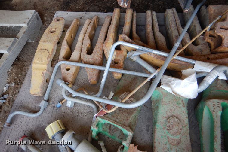 image for item DM0540 Bucket teeth and hydraulic lines