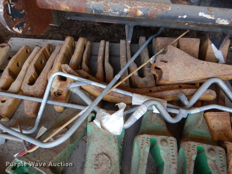 image for item DM0540 Bucket teeth and hydraulic lines