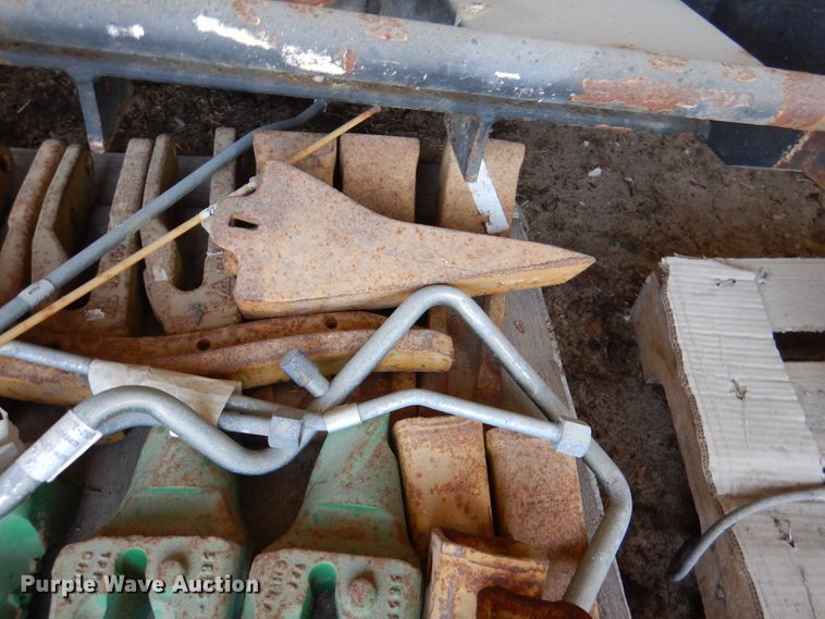 image for item DM0540 Bucket teeth and hydraulic lines