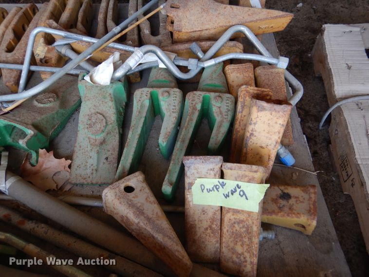 image for item DM0540 Bucket teeth and hydraulic lines