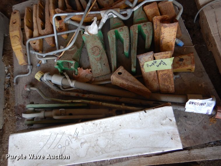 image for item DM0540 Bucket teeth and hydraulic lines