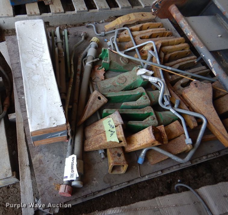 image for item DM0540 Bucket teeth and hydraulic lines
