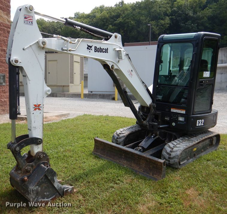 image for item DM0561 2012 Bobcat E32  mini excavator
