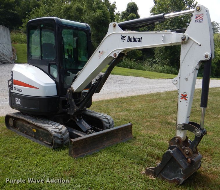 image for item DM0561 2012 Bobcat E32  mini excavator