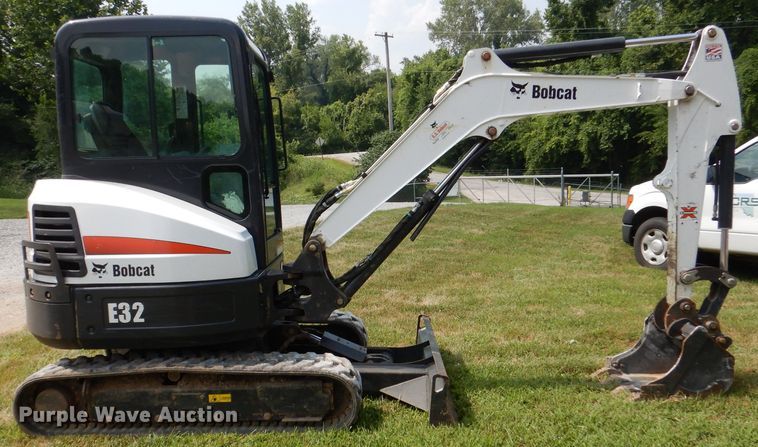 image for item DM0561 2012 Bobcat E32  mini excavator
