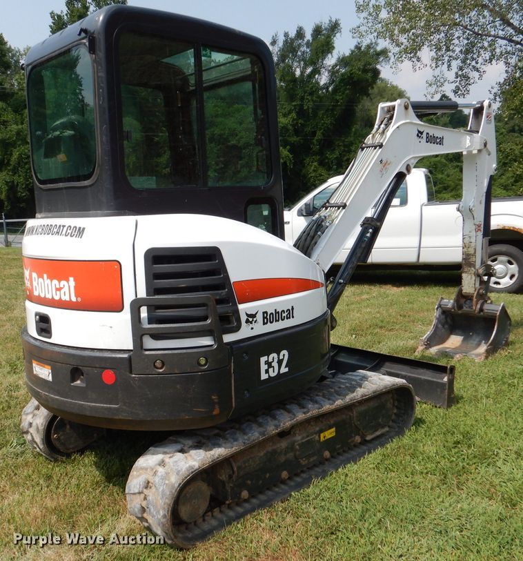 image for item DM0561 2012 Bobcat E32  mini excavator