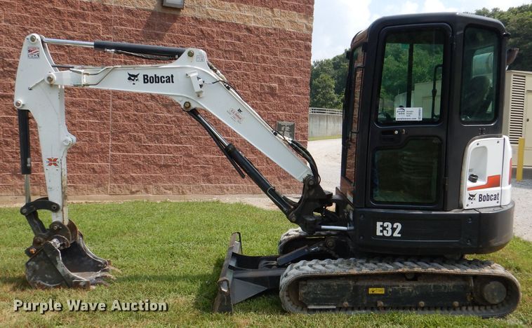 image for item DM0561 2012 Bobcat E32  mini excavator