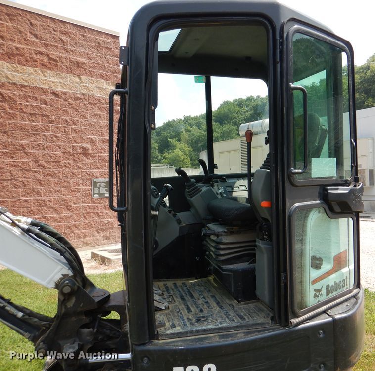 image for item DM0561 2012 Bobcat E32  mini excavator