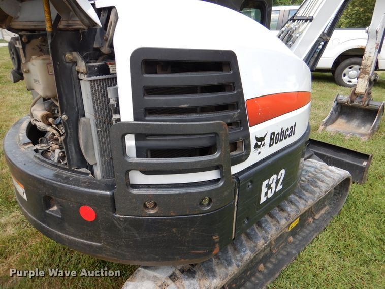 image for item DM0561 2012 Bobcat E32  mini excavator