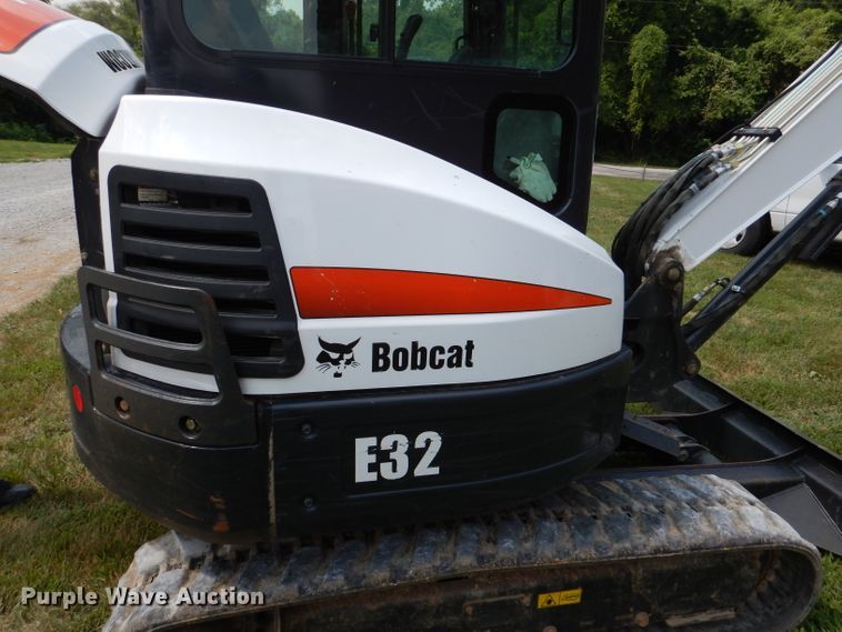 image for item DM0561 2012 Bobcat E32  mini excavator