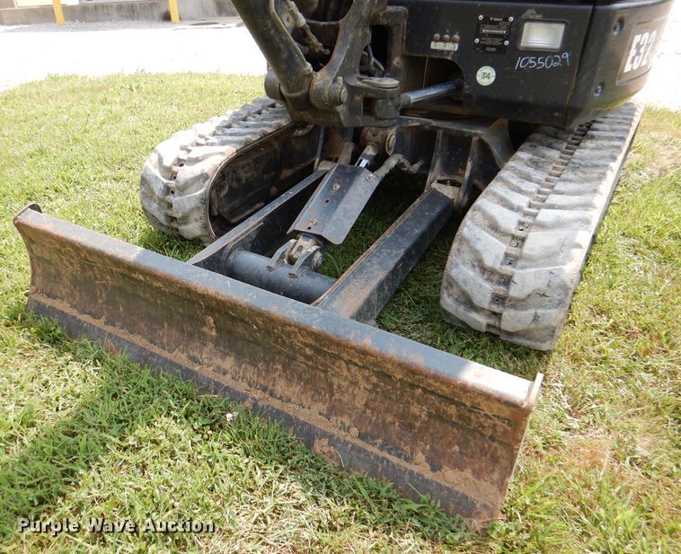 image for item DM0561 2012 Bobcat E32  mini excavator