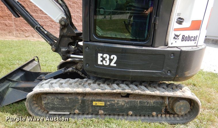 image for item DM0561 2012 Bobcat E32  mini excavator