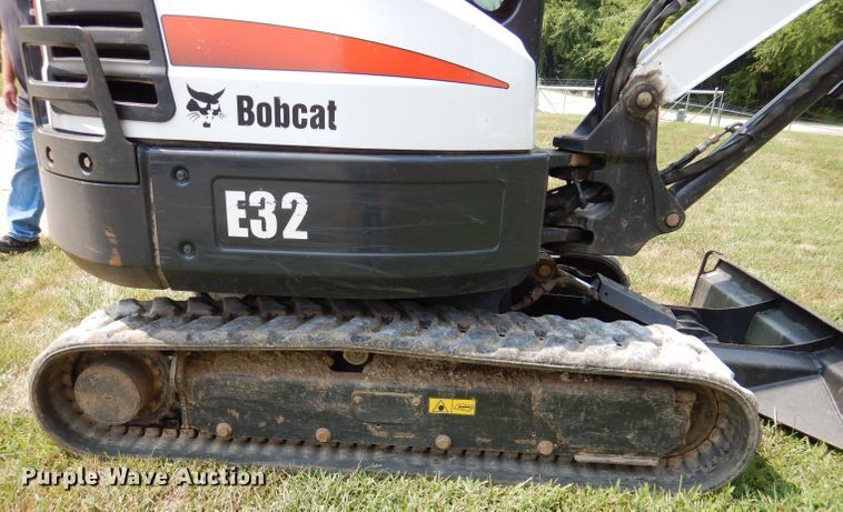 image for item DM0561 2012 Bobcat E32  mini excavator