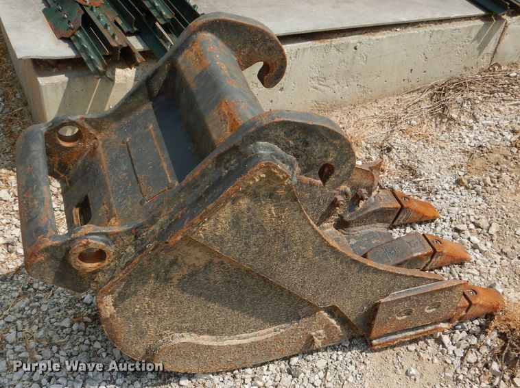 image for item DM0561 2012 Bobcat E32  mini excavator