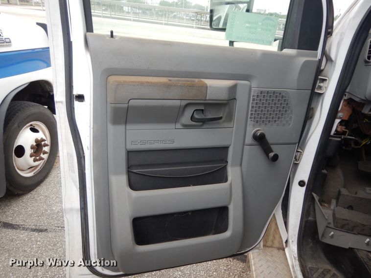 image for item DM2931 2010 Ford Econoline E450  shuttle bus