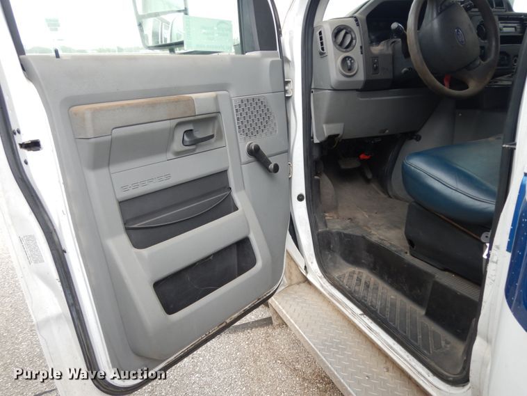 image for item DM2931 2010 Ford Econoline E450  shuttle bus