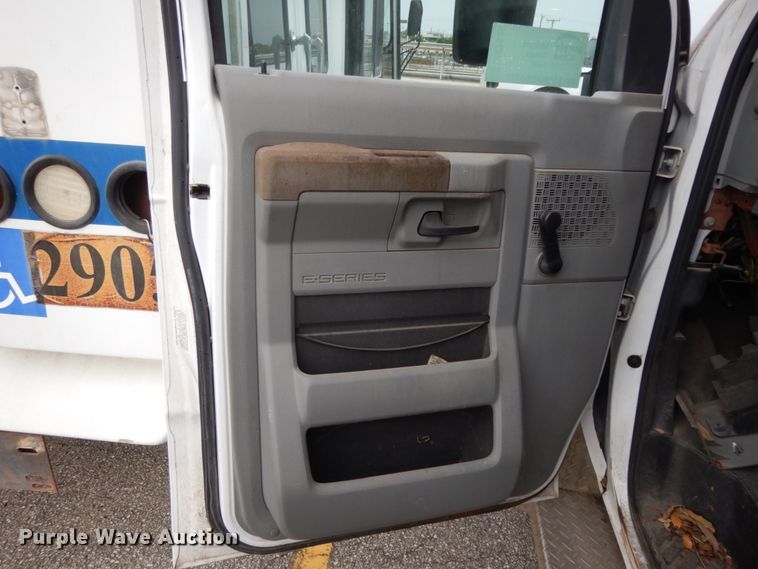 image for item DM2935 2009 Ford E450  shuttle bus