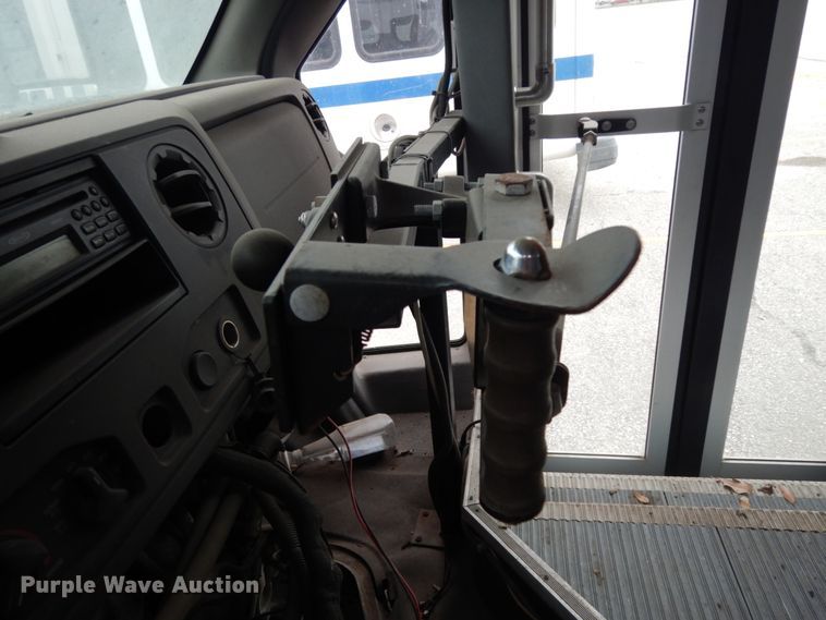 image for item DM2935 2009 Ford E450  shuttle bus