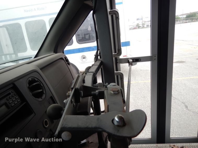 image for item DM2935 2009 Ford E450  shuttle bus