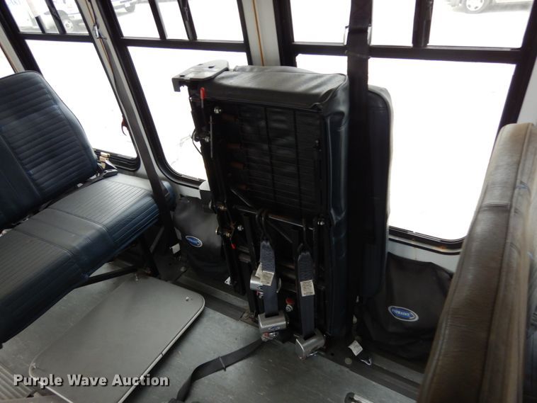 image for item DM2935 2009 Ford E450  shuttle bus