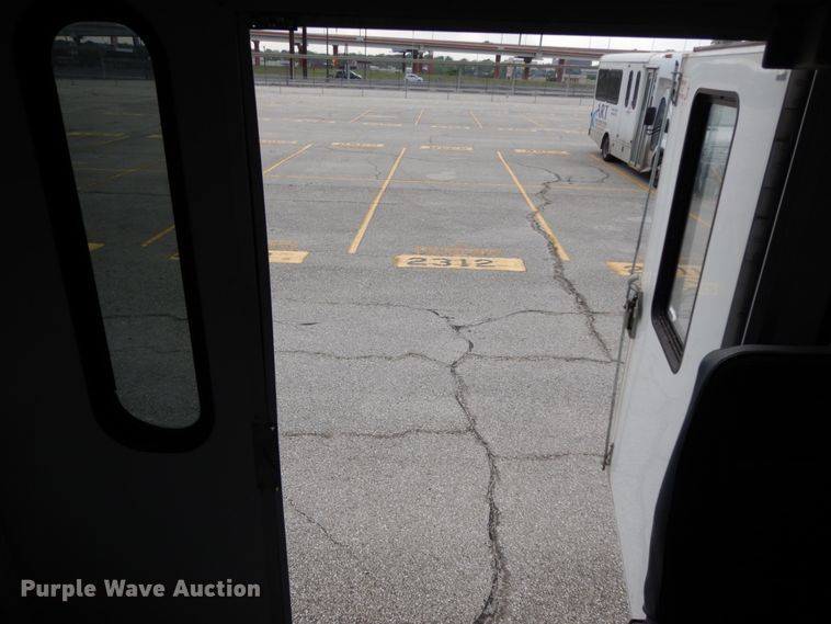 image for item DM2935 2009 Ford E450  shuttle bus