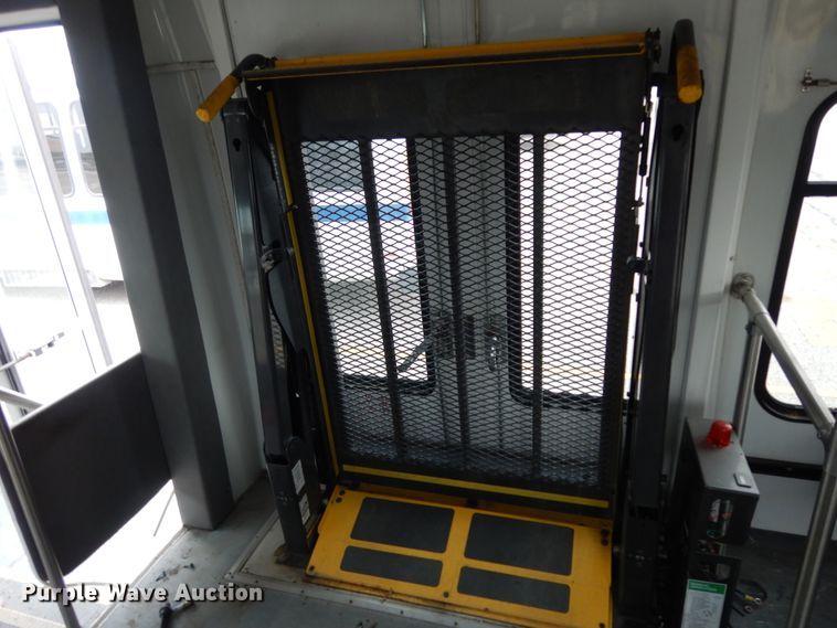 image for item DM2935 2009 Ford E450  shuttle bus