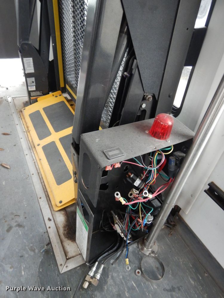 image for item DM2935 2009 Ford E450  shuttle bus