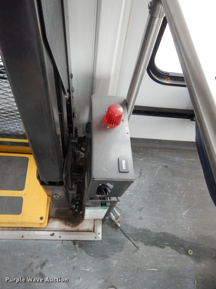 image for item DM2935 2009 Ford E450  shuttle bus